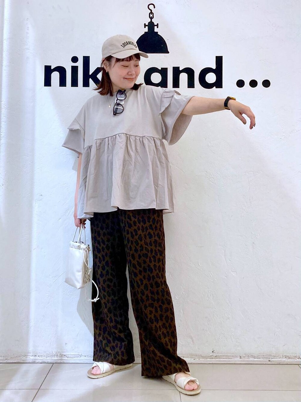 ベージュ系のその他パンツ、ベージュ系のショルダーバッグ、グレー系のTシャツ/カットソーを着用したレディースの春コーディネートの2枚目の写真