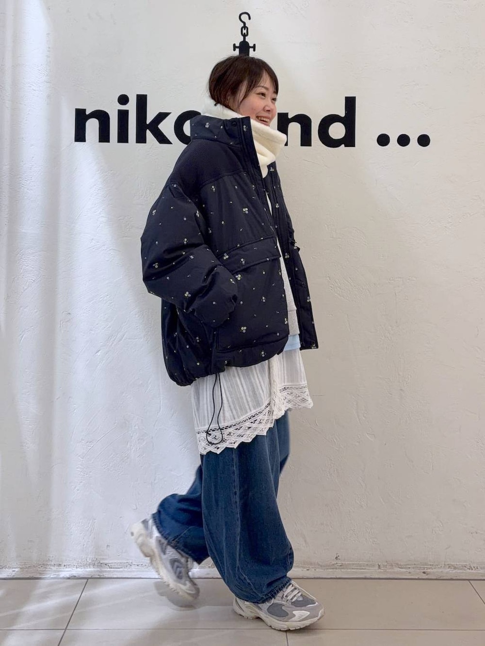 ホワイト系のTシャツ/カットソー、ブルー系のブルゾン、ホワイト系のスカートを着用したレディースの冬コーディネートの5枚目の写真