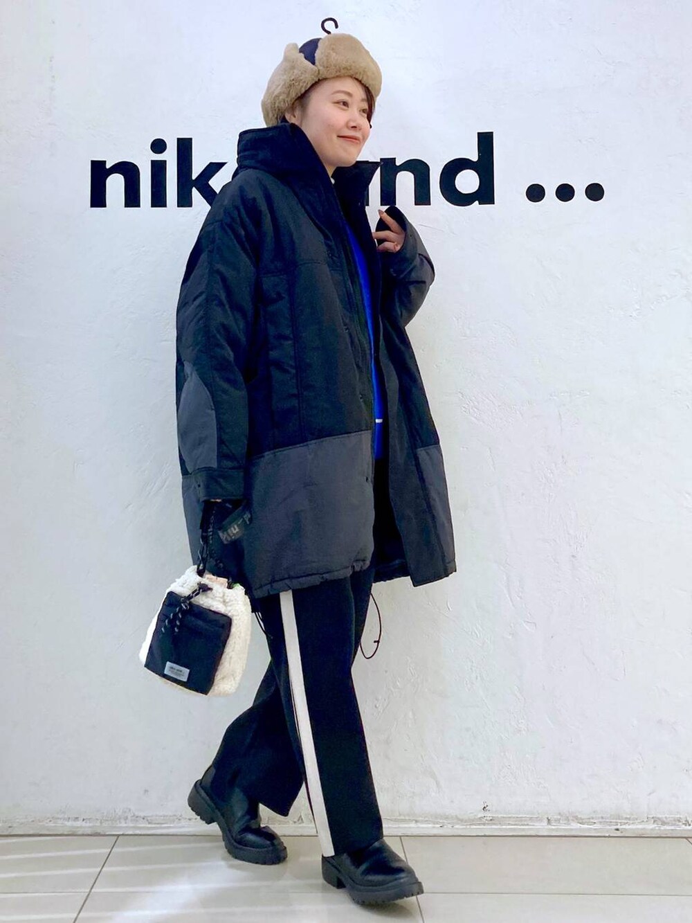 その他のブルゾン、ホワイト系のその他パンツ、ブラック系のブーツを着用したレディースの冬コーディネートの4枚目の写真