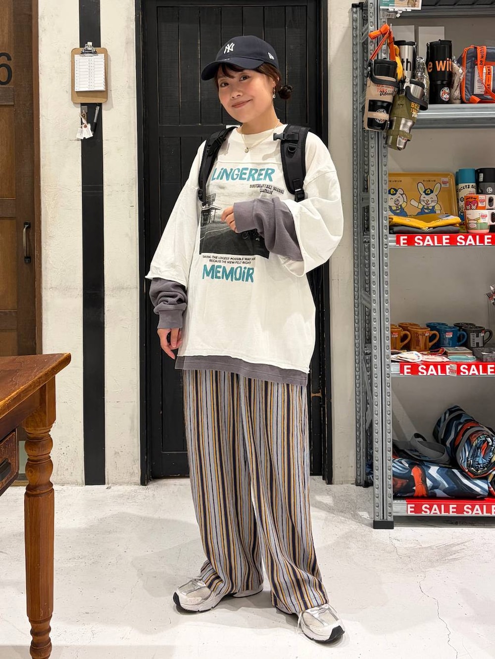 ブラック系のバックパック/リュック、ホワイト系のTシャツ/カットソー、ブルー系のその他パンツを着用したレディースの夏コーディネートの5枚目の写真