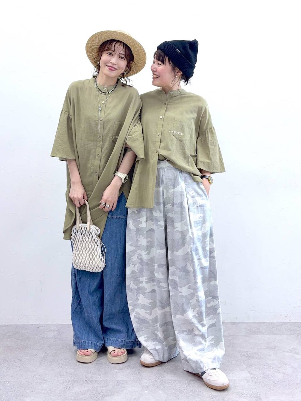 グレー系のその他パンツ、ブルー系のデニムパンツを着用したレディースの夏コーディネートの2枚目の写真