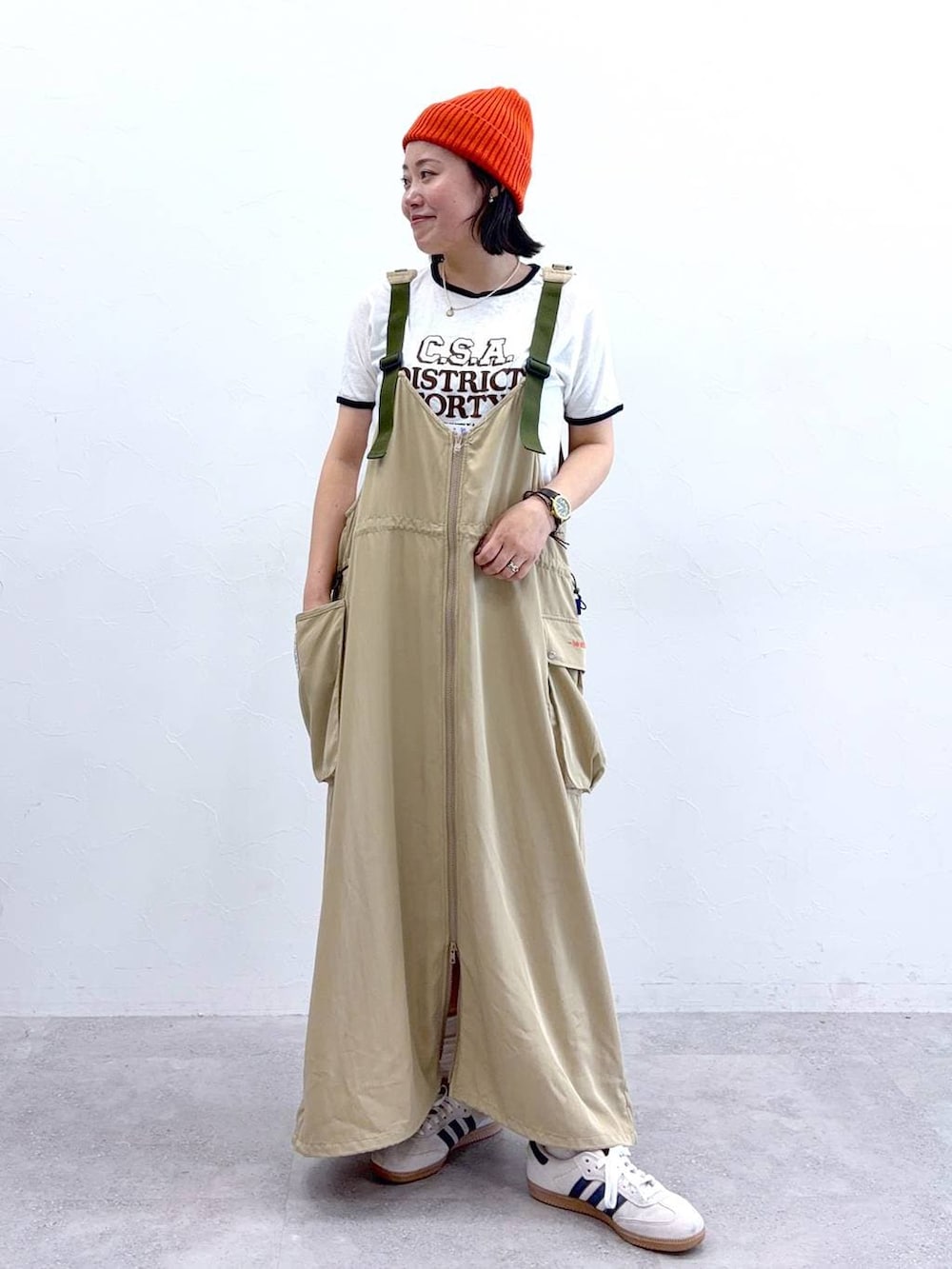 ベージュ系のTシャツ/カットソーを着用したレディースの夏コーディネートの3枚目の写真