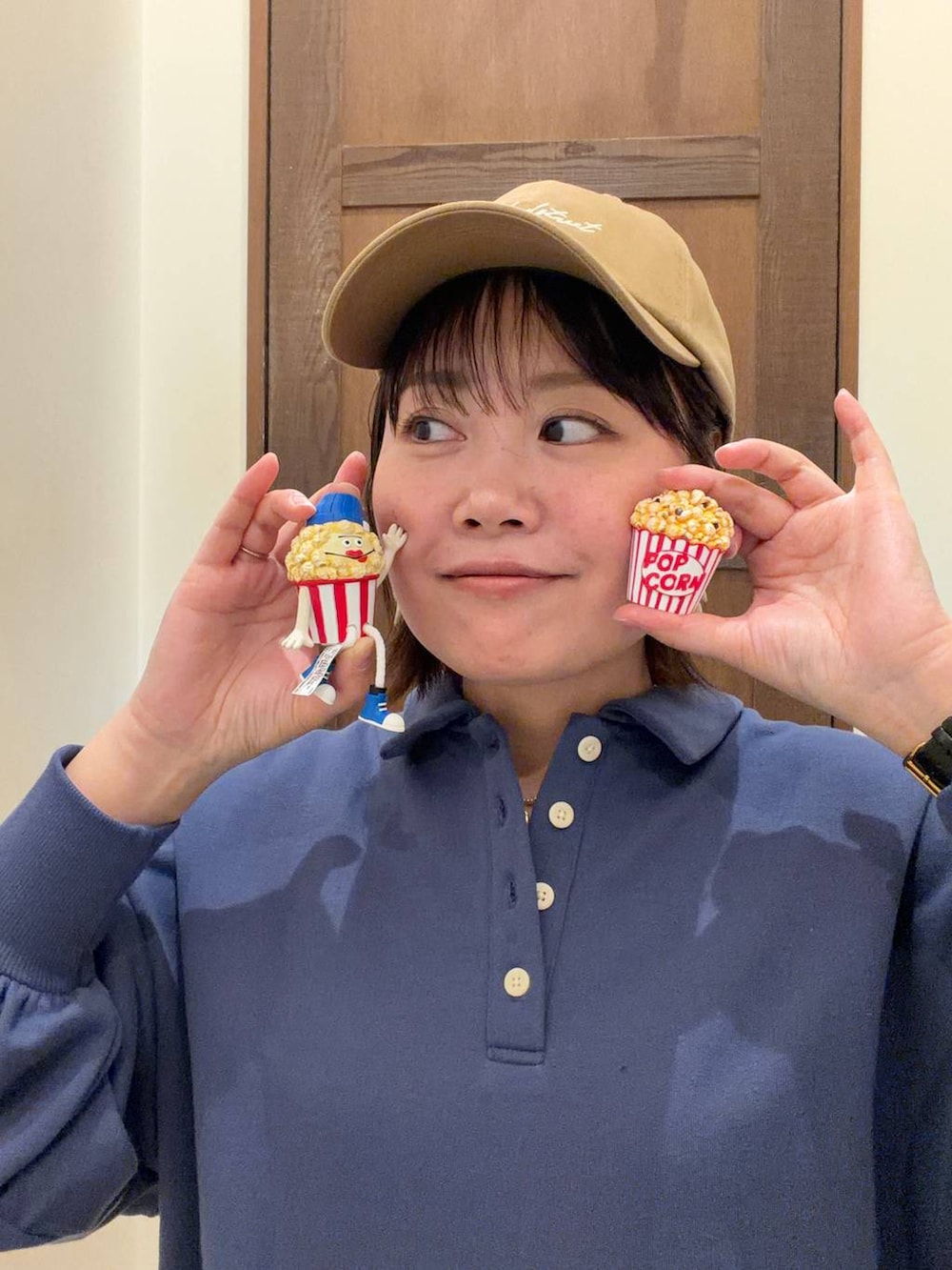 ブルー系のデニムパンツ、ブラック系のパンプス、ブルー系のスウェットを着用したレディースの春コーディネートの5枚目の写真