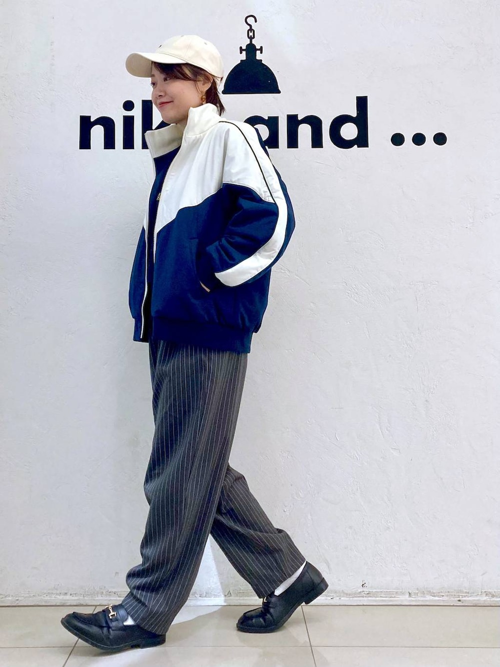 グレー系のその他パンツ、ブルー系のニット/セーター、ブルー系のジャージを着用したレディースの冬コーディネートの2枚目の写真