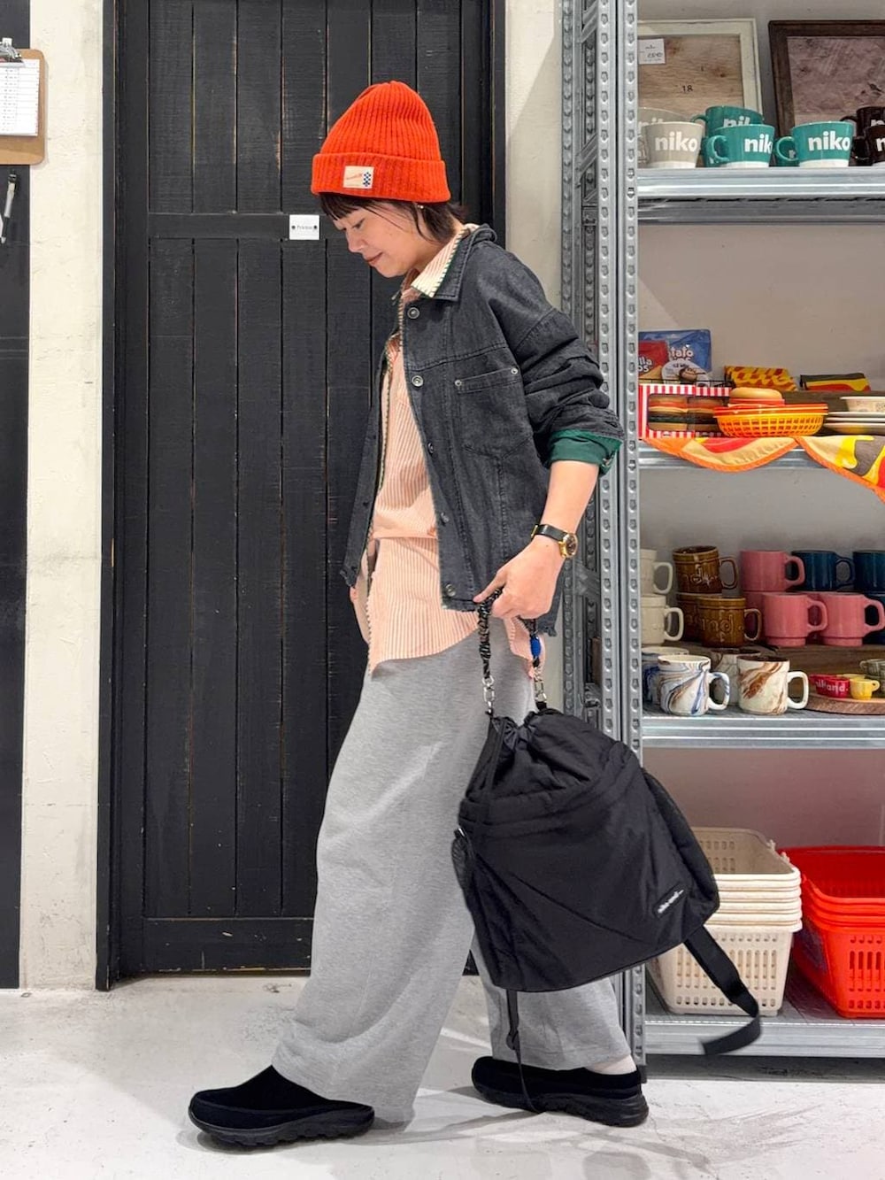 グレー系のスウェットパンツ、ブラック系のその他シューズ、ブラック系のバックパック/リュックを着用したレディースの冬コーディネートの2枚目の写真