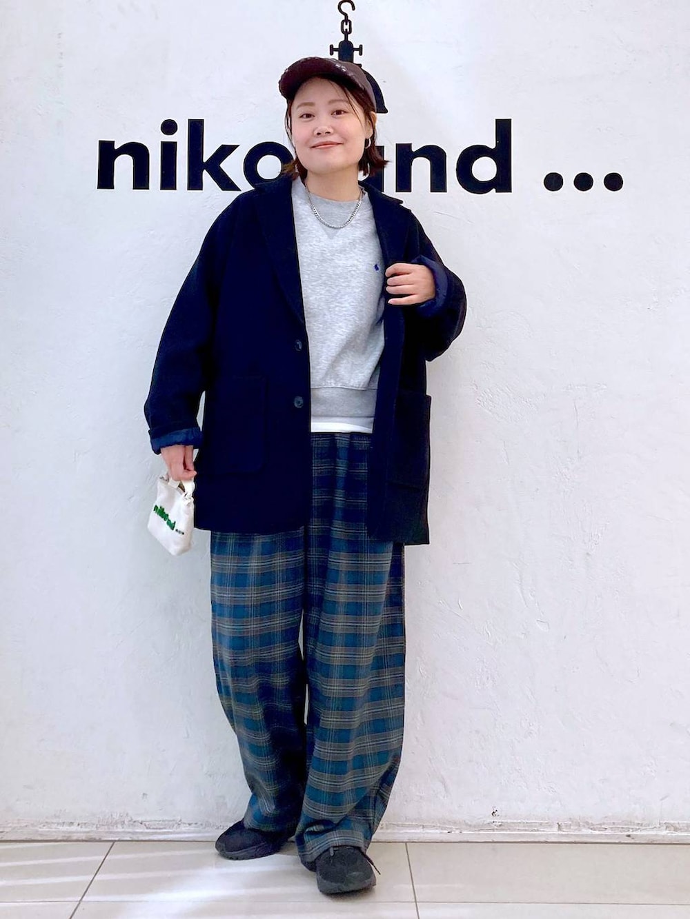 ブルー系のその他パンツ、グレー系のスウェット、ブラック系のテーラードジャケットを着用したレディースの秋コーディネートの2枚目の写真