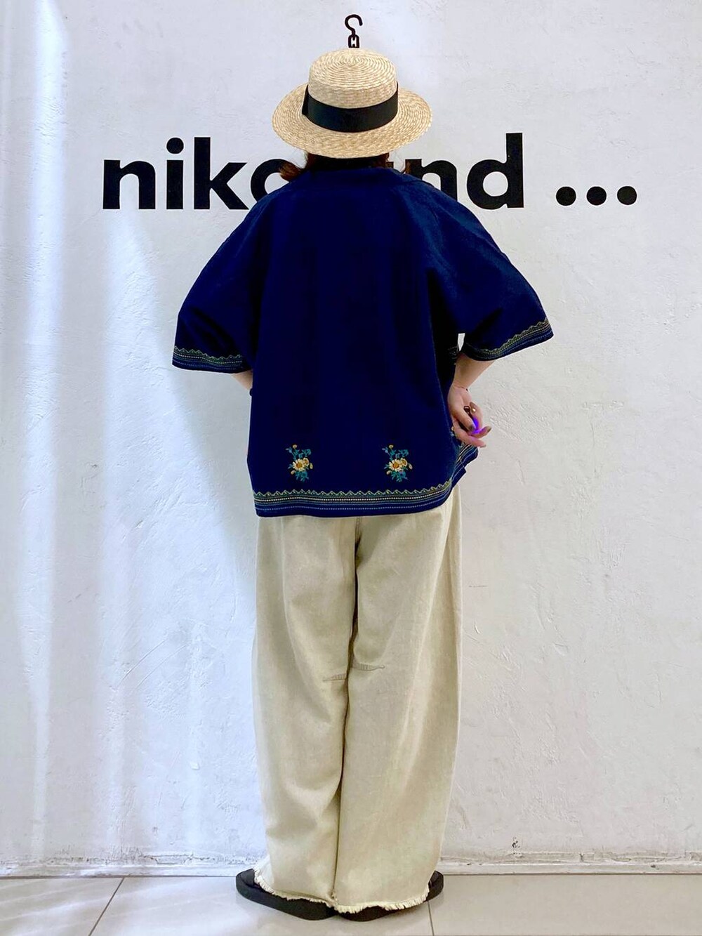 ベージュ系のその他パンツ、ブルー系のシャツ/ブラウス、ホワイト系のタンクトップを着用したレディースの春コーディネートの4枚目の写真