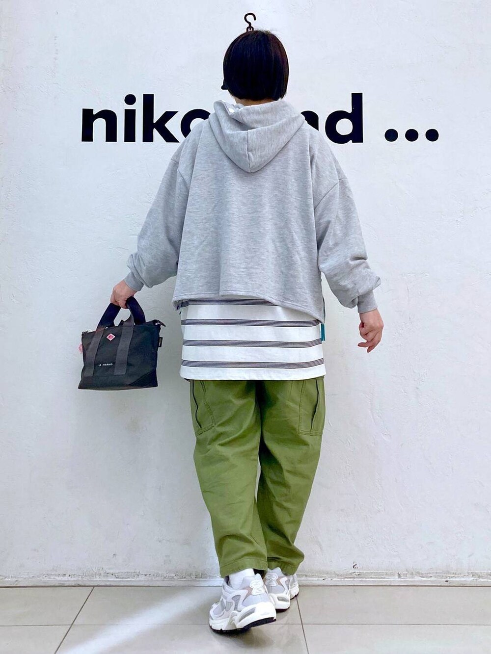 ホワイト系のスニーカー、ホワイト系のTシャツ/カットソー、グレー系のパーカーを着用したレディースの冬コーディネートの4枚目の写真