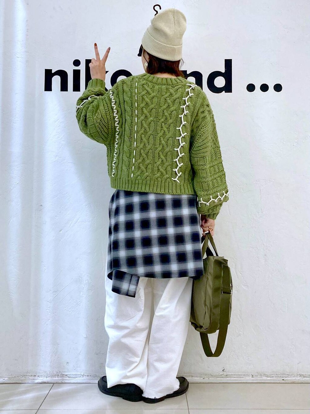グレー系のブルゾン、ホワイト系のその他パンツ、ブラック系のシャツ/ブラウスを着用したレディースの秋コーディネートの5枚目の写真
