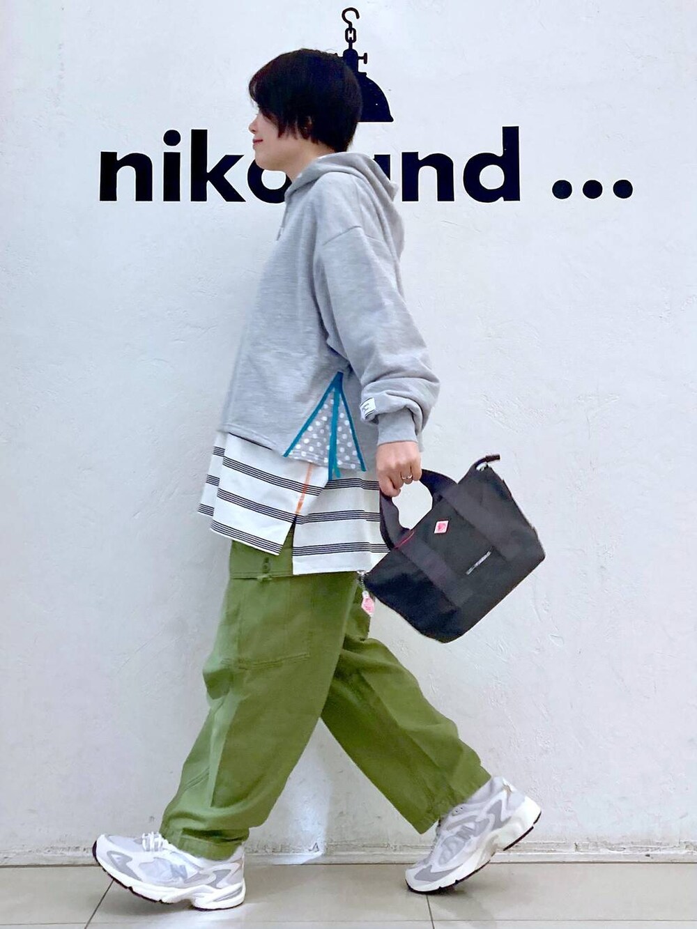ホワイト系のスニーカー、ホワイト系のTシャツ/カットソー、グレー系のパーカーを着用したレディースの冬コーディネートの3枚目の写真