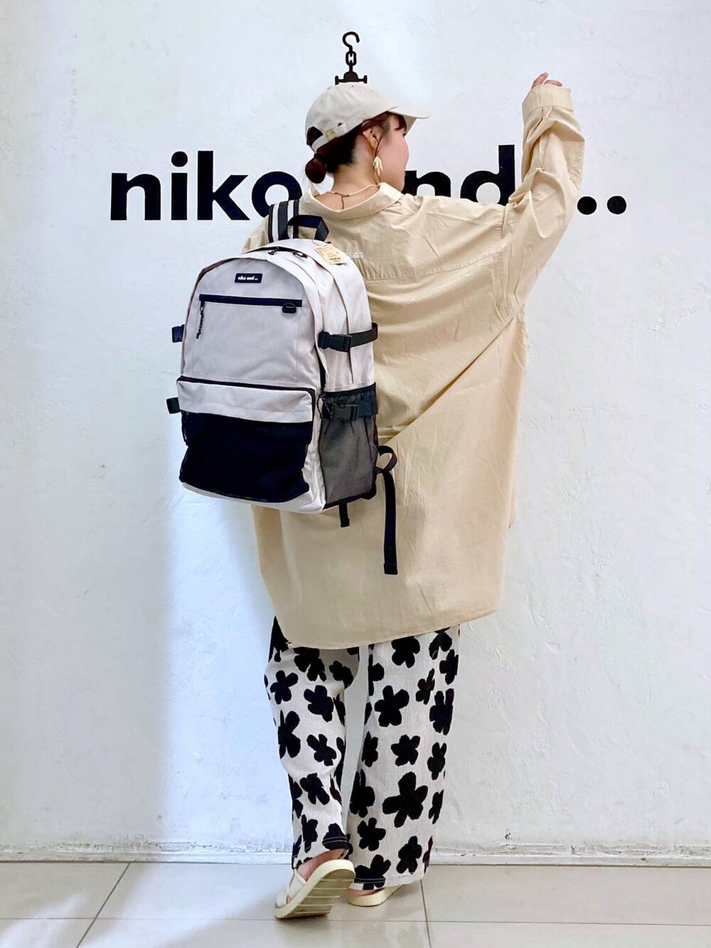 ベージュ系のバックパック/リュック、ホワイト系のその他パンツ、ベージュ系のシャツ/ブラウスを着用したレディースの夏コーディネートの4枚目の写真