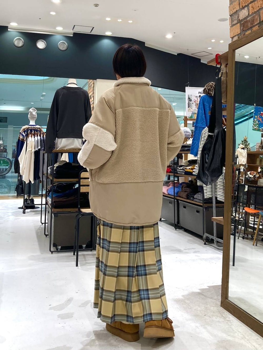 ホワイト系のショルダーバッグ、イエロー系のモカシン/デッキシューズ、ベージュ系のその他アウターを着用したレディースの秋コーディネートの4枚目の写真