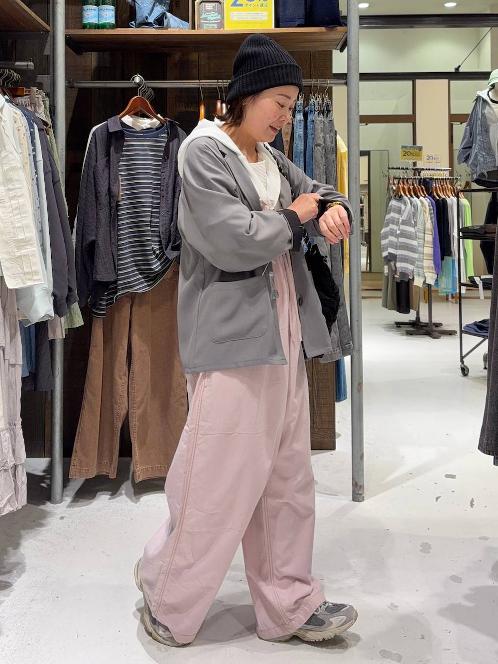 ピンク系のサロペット/オーバーオール、ホワイト系のパーカー、ブラック系のバックパック/リュックを着用したレディースの春コーディネートの3枚目の写真