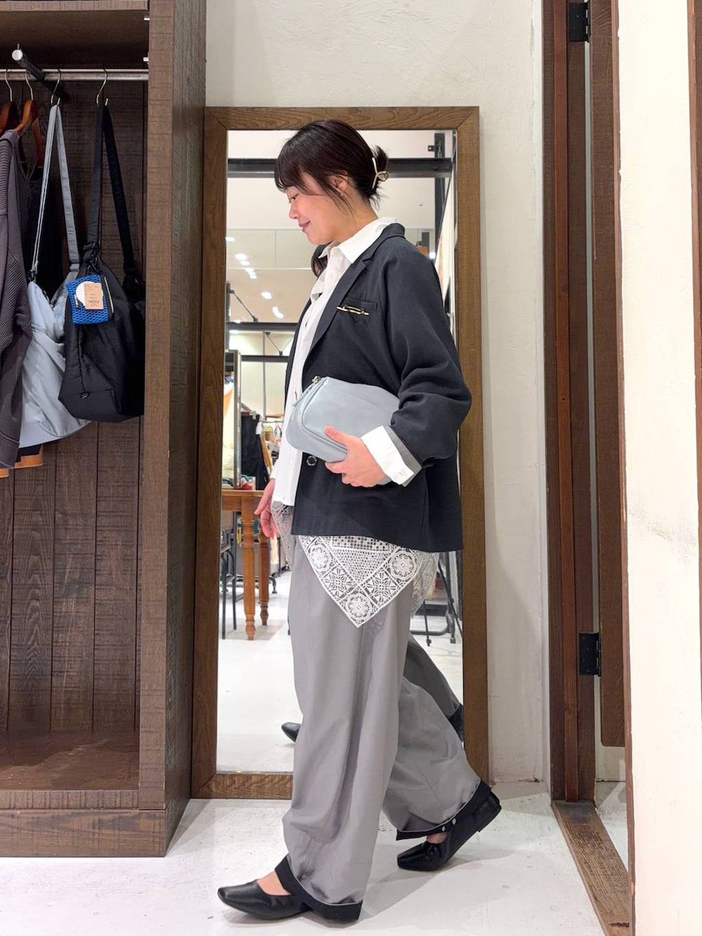 ホワイト系のシャツ/ブラウス、ブルー系のショルダーバッグ、イエロー系のブローチ/コサージュを着用したレディースの冬コーディネートの3枚目の写真