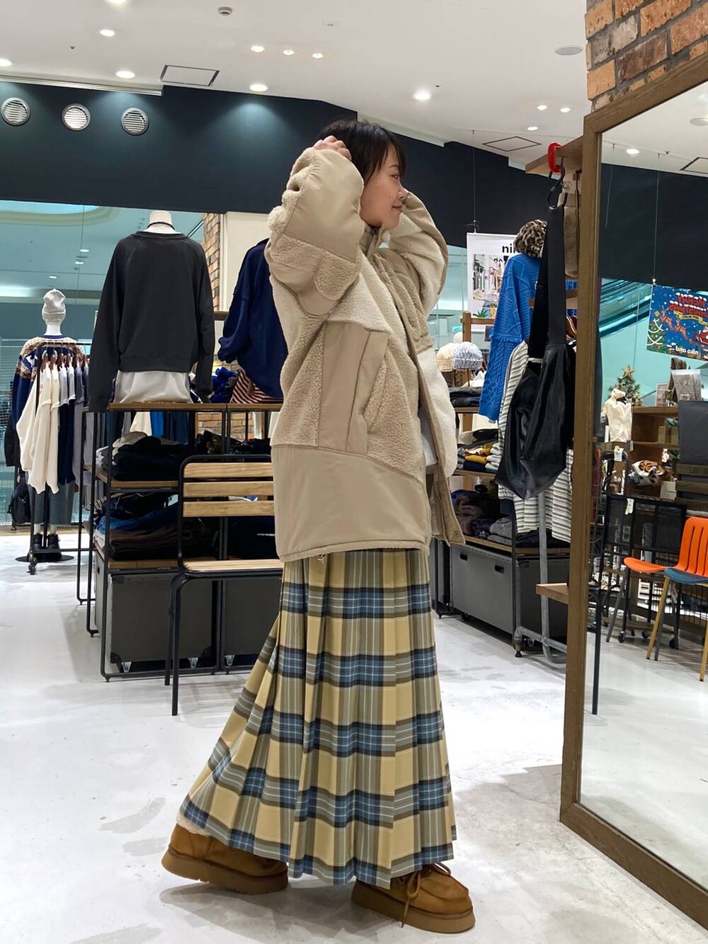 ホワイト系のショルダーバッグ、イエロー系のモカシン/デッキシューズ、ベージュ系のその他アウターを着用したレディースの秋コーディネートの5枚目の写真