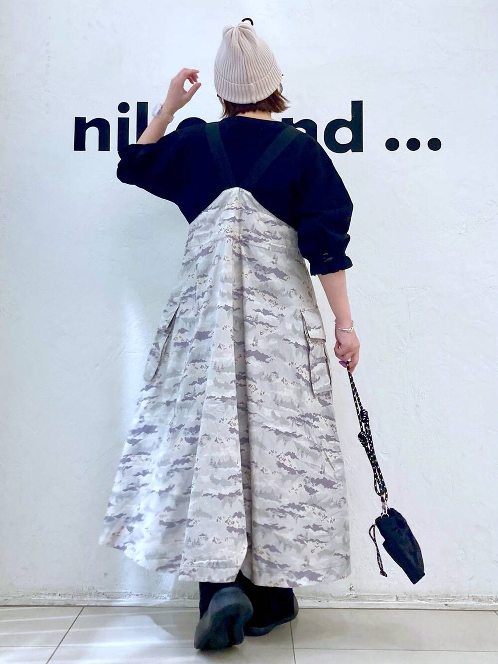 ブラック系のショルダーバッグ、ブラック系のサンダル、ブラック系のTシャツ/カットソーを着用したレディースの春コーディネートの5枚目の写真