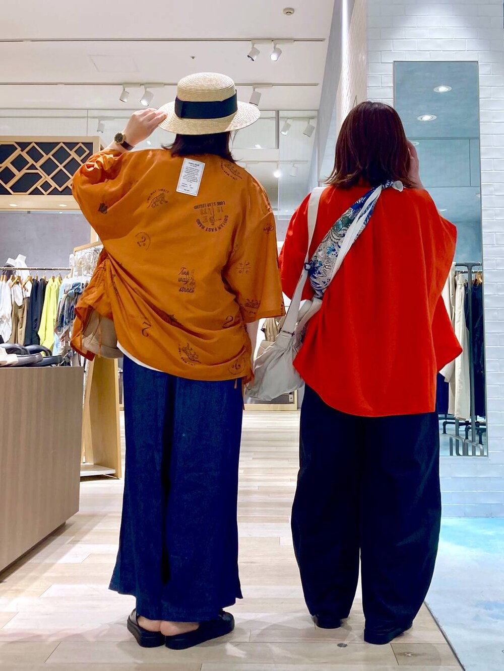 ブルー系のその他パンツ、レッド系のシャツ/ブラウス、ブラック系のサンダルを着用したレディースの春コーディネートの4枚目の写真