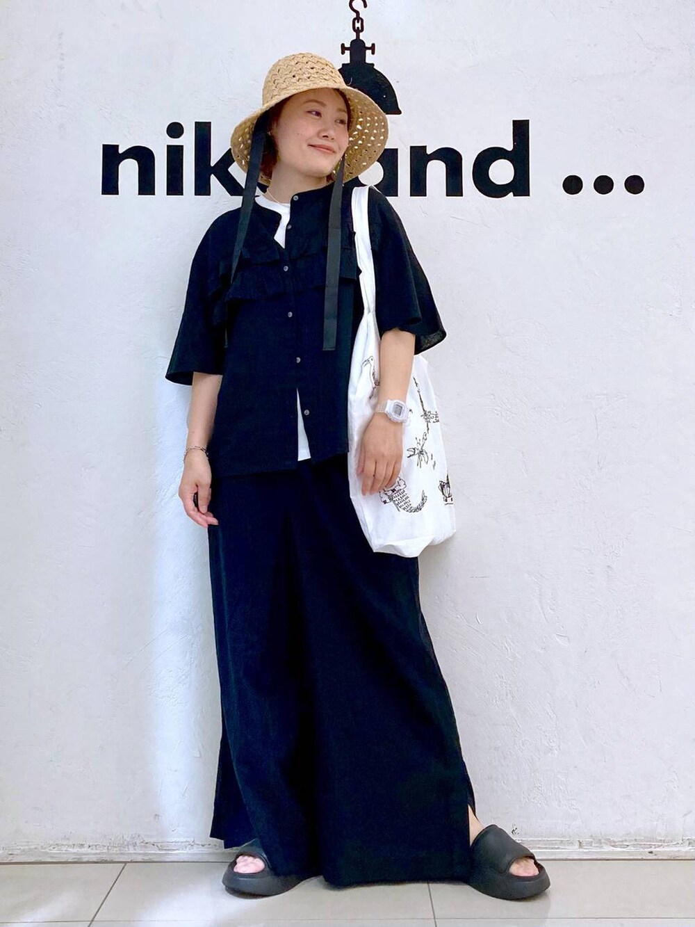 ブラック系のサンダル、ブラック系のその他パンツ、ホワイト系のTシャツ/カットソーを着用したレディースの夏コーディネートの2枚目の写真