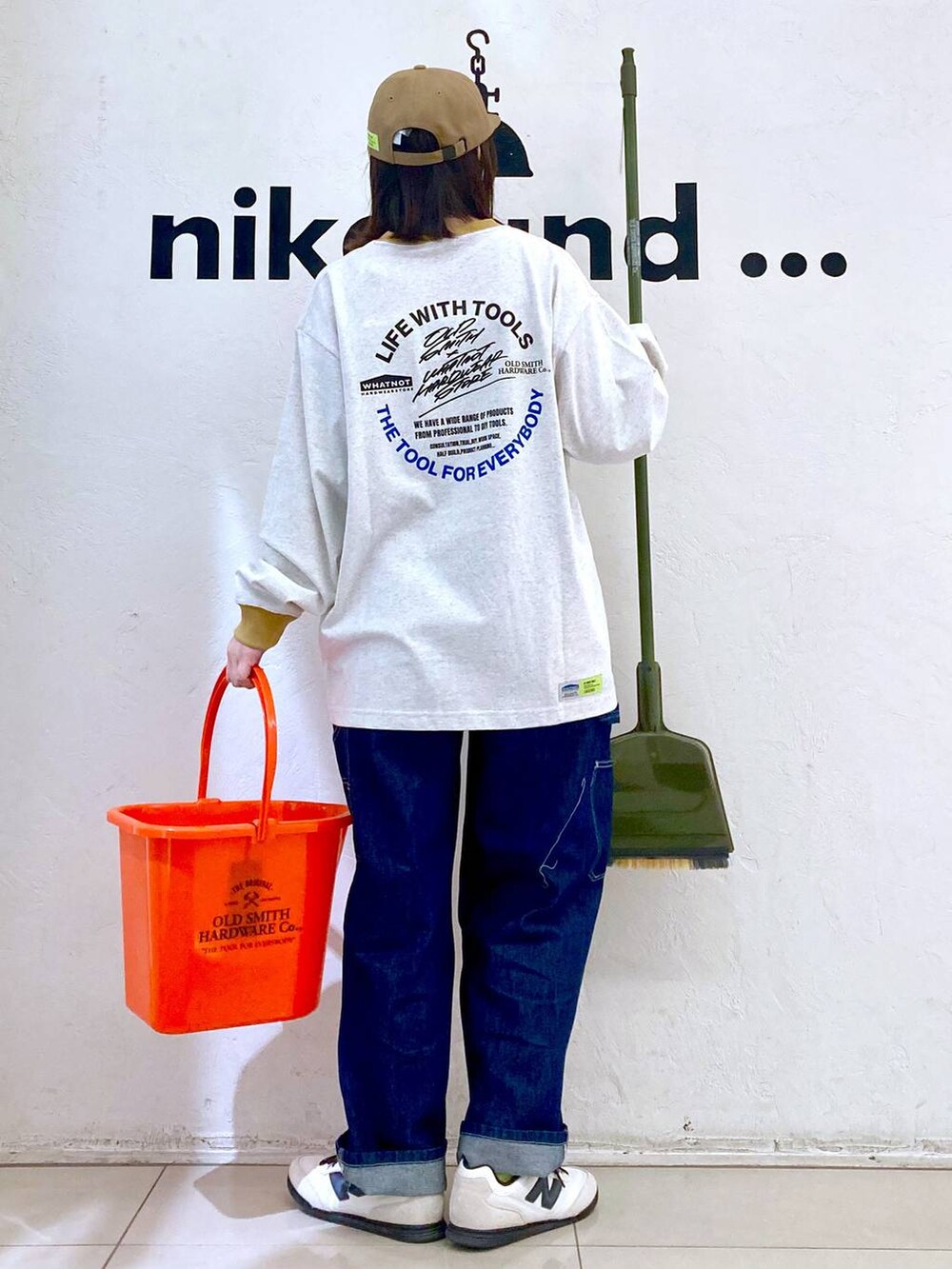 ホワイト系のスニーカー、ブルー系のデニムパンツ、グレー系のTシャツ/カットソーを着用したレディースの春コーディネートの5枚目の写真