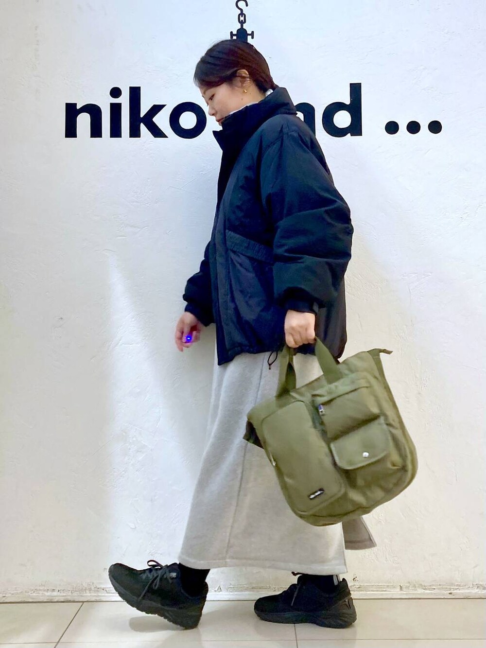 グレー系のその他アウター、グレー系のワンピース、グリーン系のトートバッグを着用したレディースの冬コーディネートの5枚目の写真