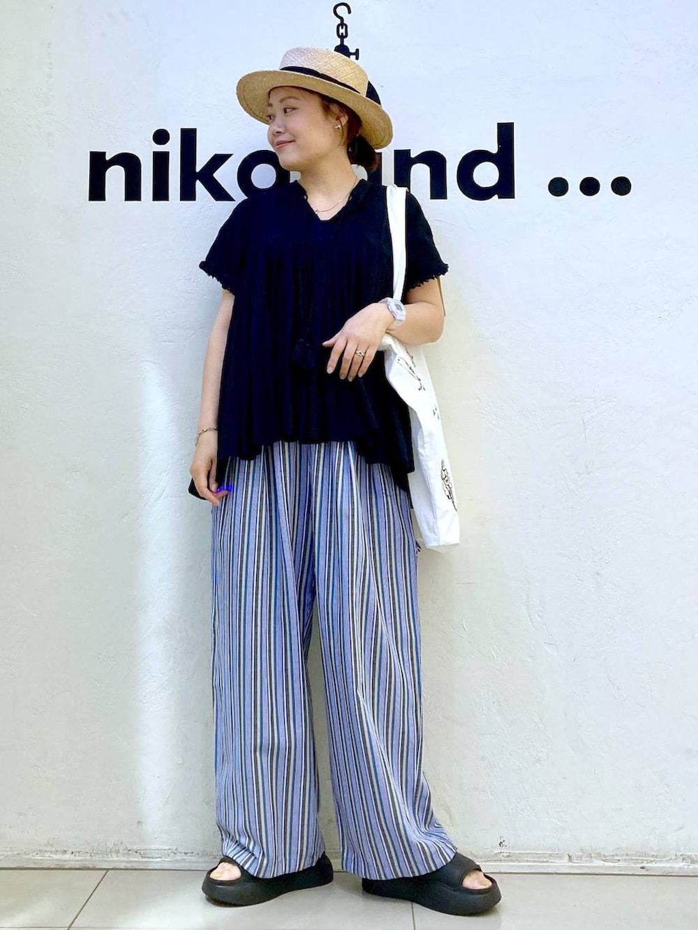 ブラック系のサンダル、パープル系のその他パンツ、ホワイト系のデジタル腕時計を着用したレディースの春コーディネートの2枚目の写真