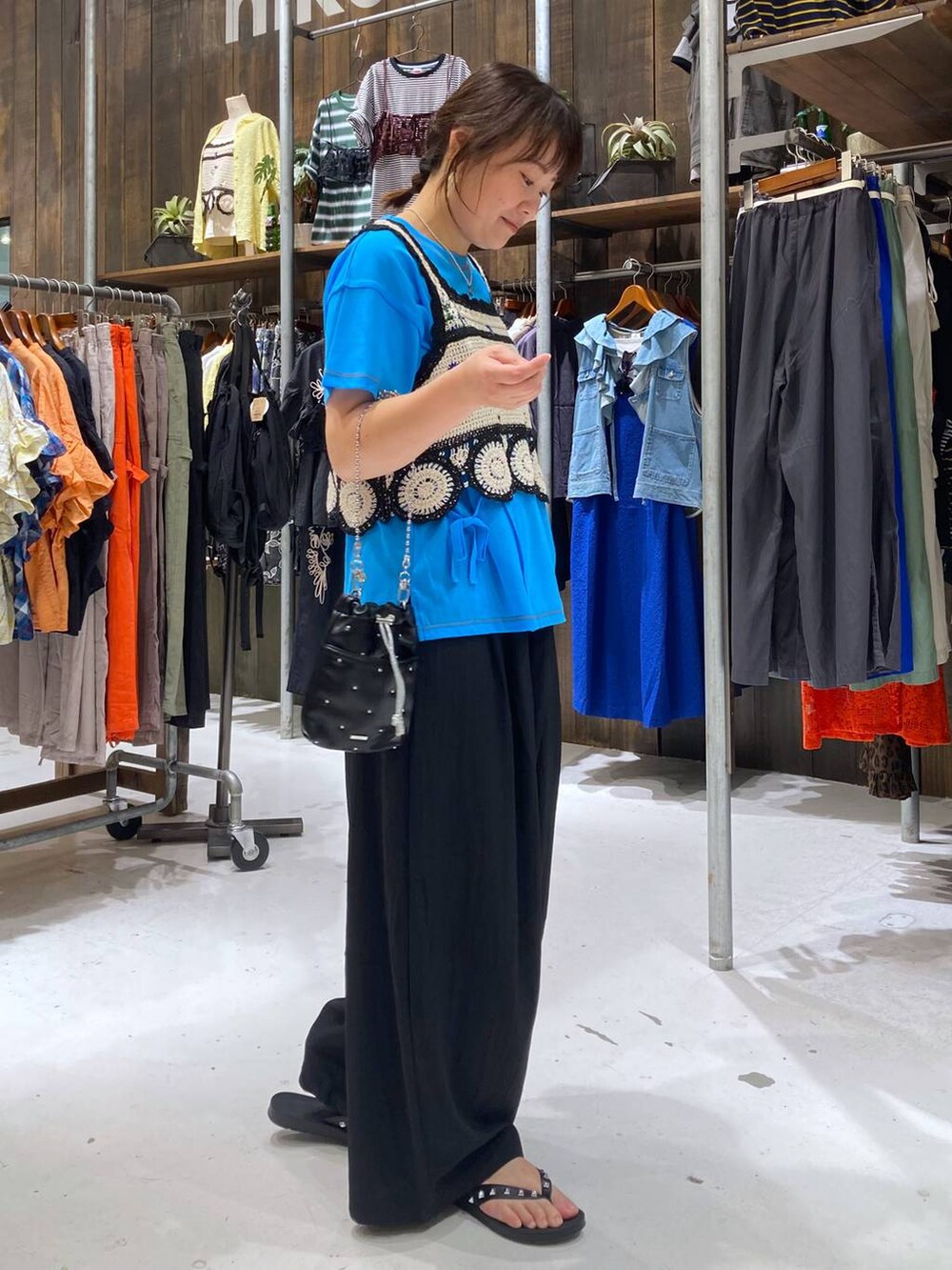 ブラック系のショルダーバッグ、ホワイト系のキャミソール、ブラック系のサンダルを着用したレディースの夏コーディネートの5枚目の写真