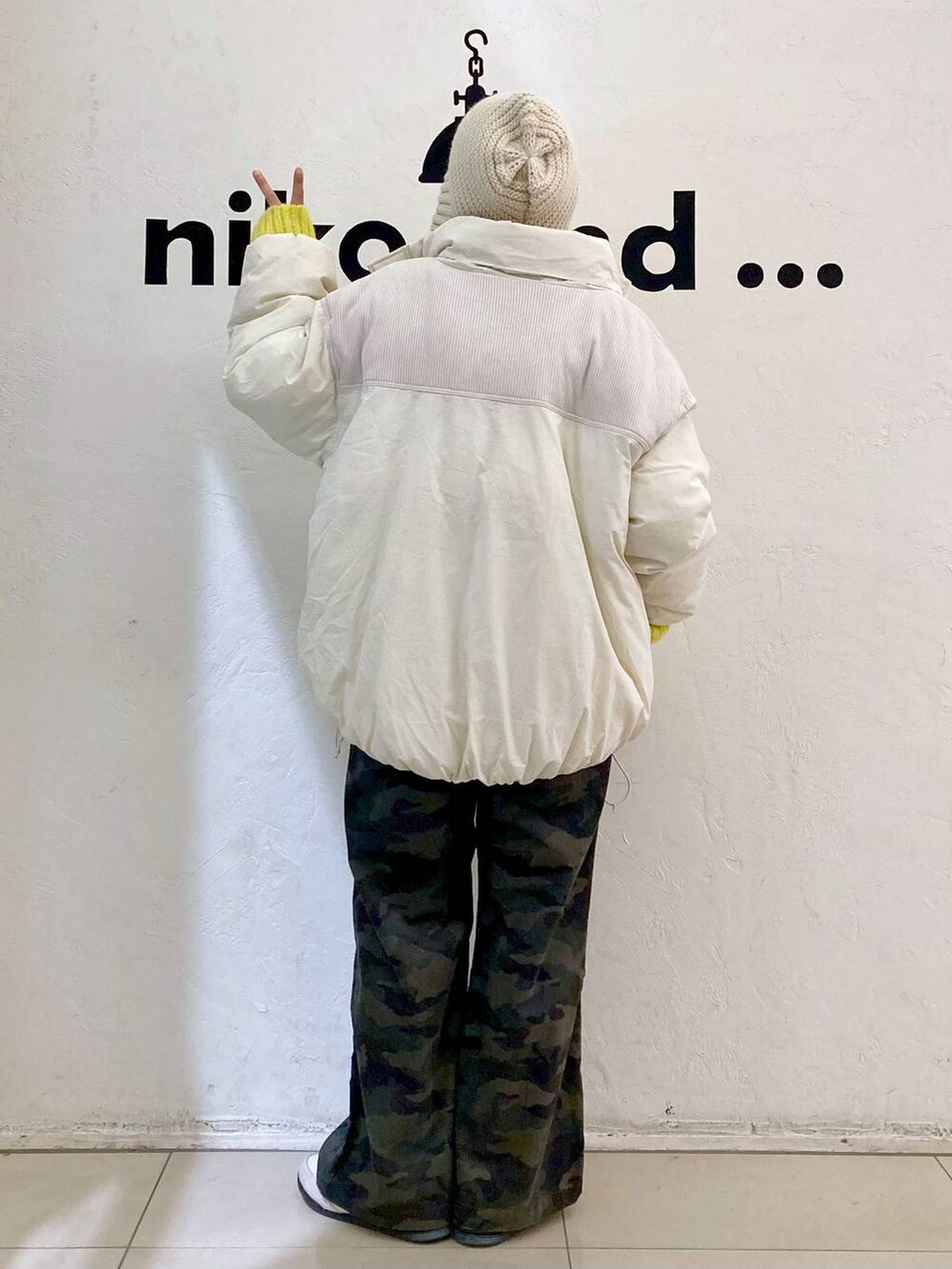 ホワイト系のTシャツ/カットソー、ベージュ系のブルゾン、その他のその他パンツを着用したレディースの冬コーディネートの4枚目の写真