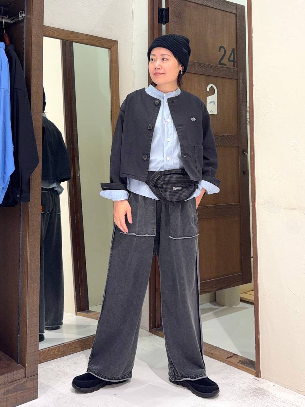 ブルー系のシャツ/ブラウス、ブラック系のノーカラージャケット、ブラック系のその他シューズを着用したレディースの春コーディネートの2枚目の写真