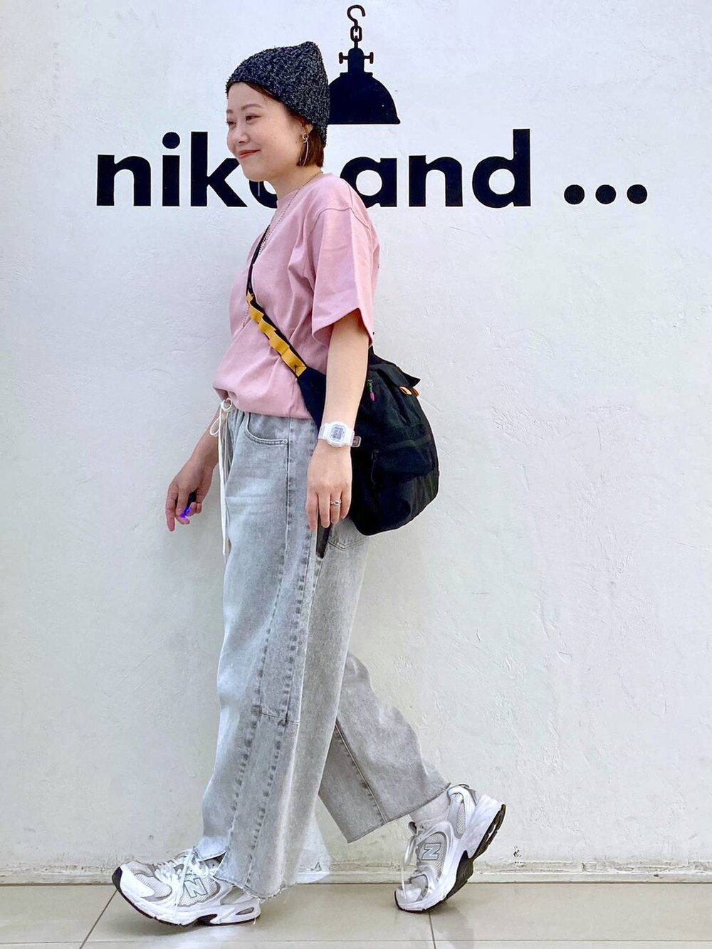 ブラック系のショルダーバッグ、グレー系のデニムパンツ、ピンク系のTシャツ/カットソーを着用したレディースの夏コーディネートの4枚目の写真