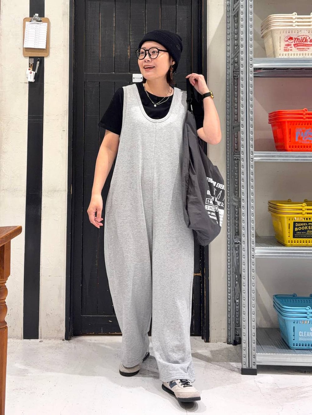 ブラック系のエコバッグ/サブバッグ、ブラック系のTシャツ/カットソー、グレー系のネックレスを着用したレディースの春コーディネートの2枚目の写真