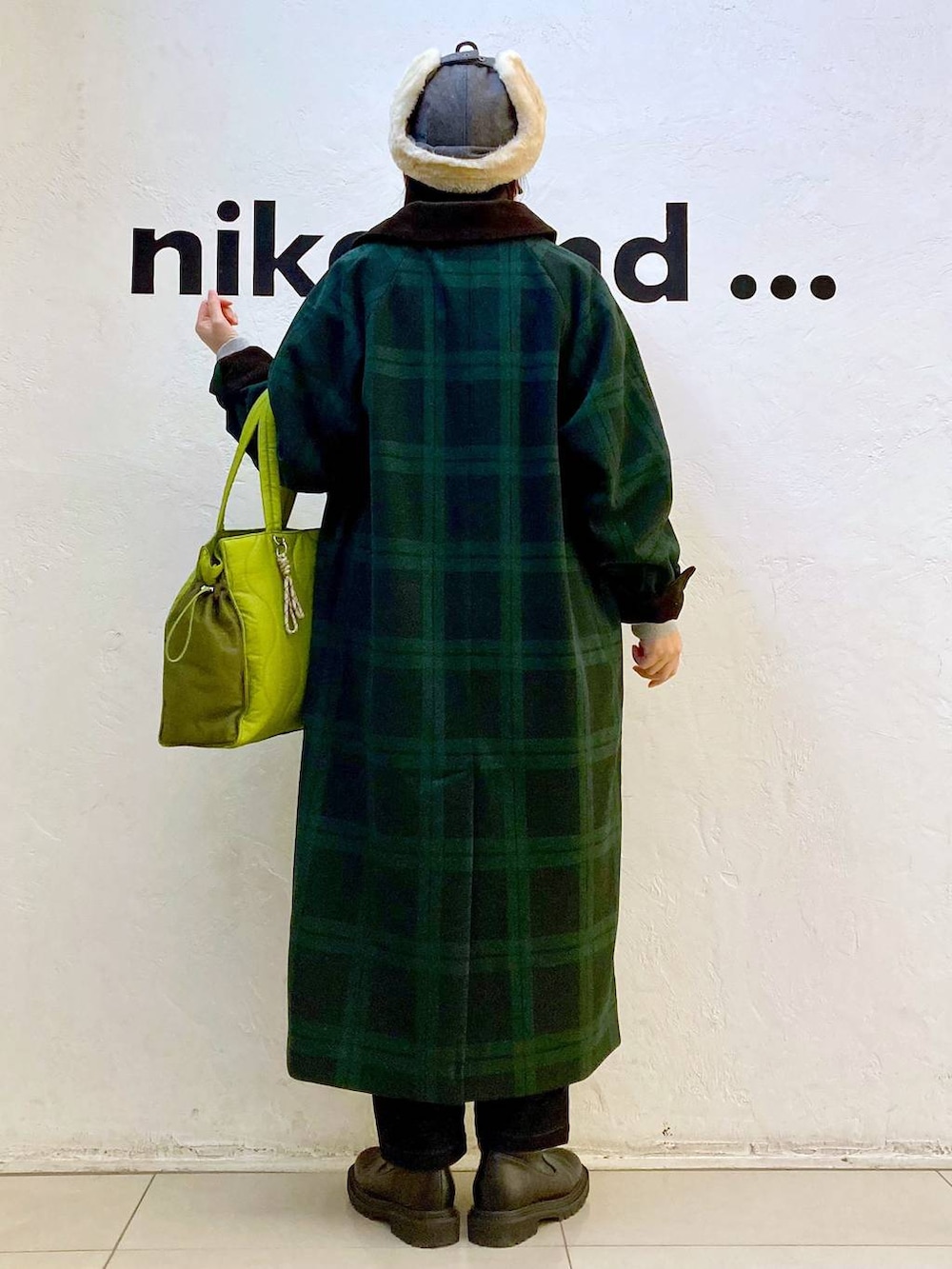 グリーン系のその他アウター、ブラック系のその他パンツ、グレー系のスウェットを着用したレディースの冬コーディネートの4枚目の写真