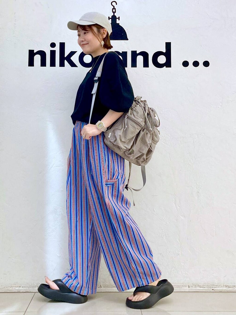 ブラック系のサンダル、ブルー系のその他パンツ、ブラック系のTシャツ/カットソーを着用したレディースの夏コーディネートの2枚目の写真