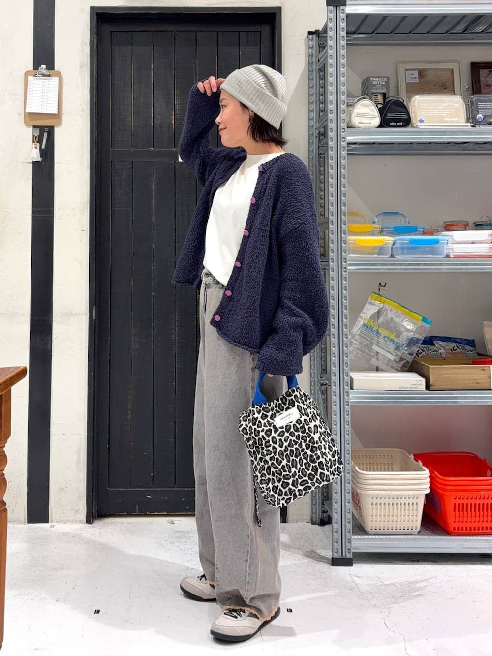 その他のトートバッグ、ピンク系のデニムパンツ、ブルー系のニット/セーターを着用したレディースの春コーディネートの3枚目の写真