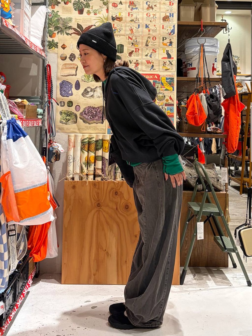 グレー系のデニムパンツ、ブラック系のバレエシューズ、ブルー系のパーカーを着用したレディースの秋コーディネートの3枚目の写真