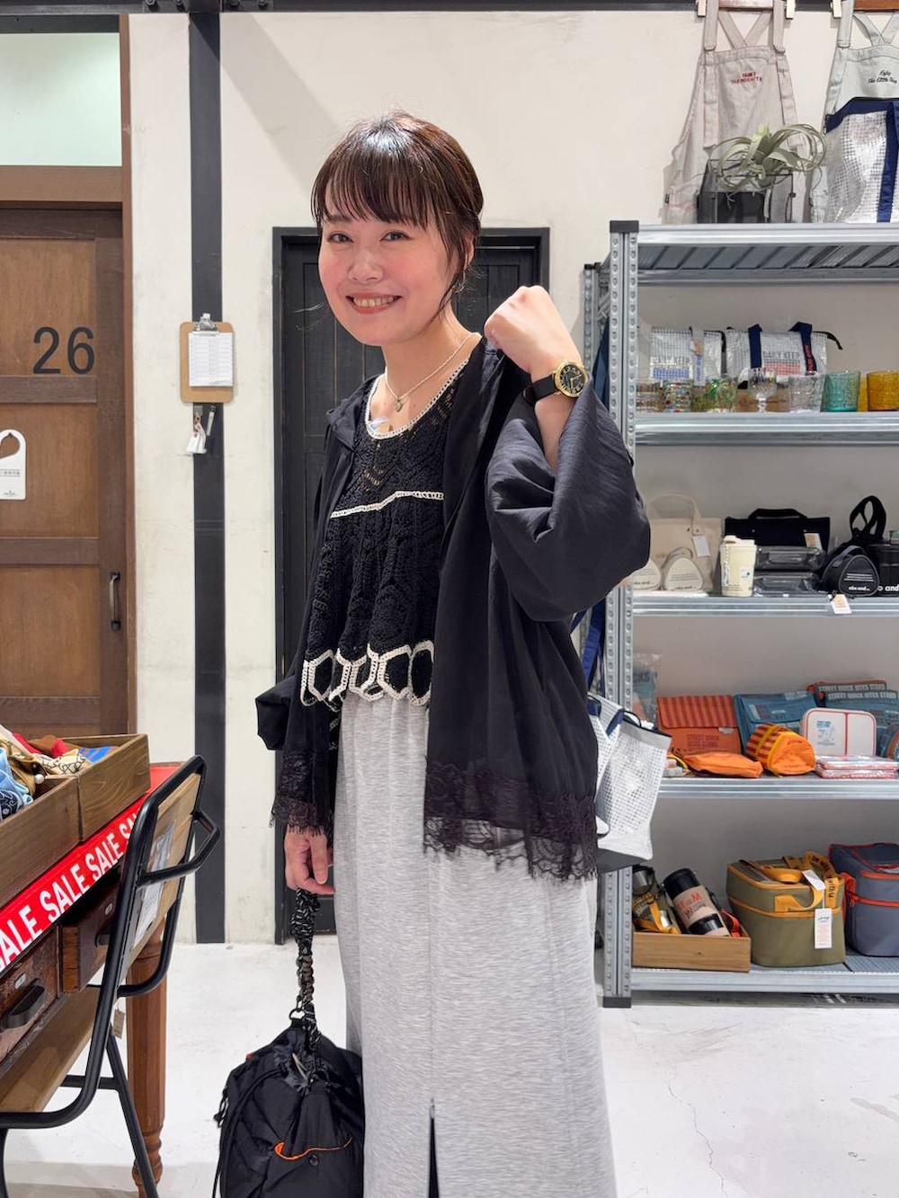 ブラック系のサンダル、ブラック系のその他トップス、ブラック系のシャツ/ブラウスを着用したレディースの夏コーディネートの6枚目の写真