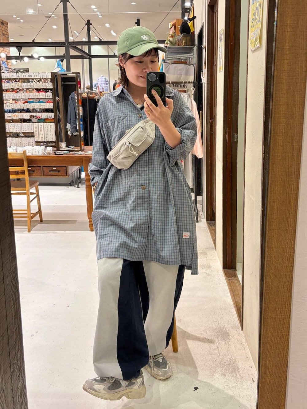 ブルー系のデニムパンツ、ブルー系のシャツ/ブラウス、グレー系のボディバッグ/ウエストポーチを着用したレディースの春コーディネートの5枚目の写真