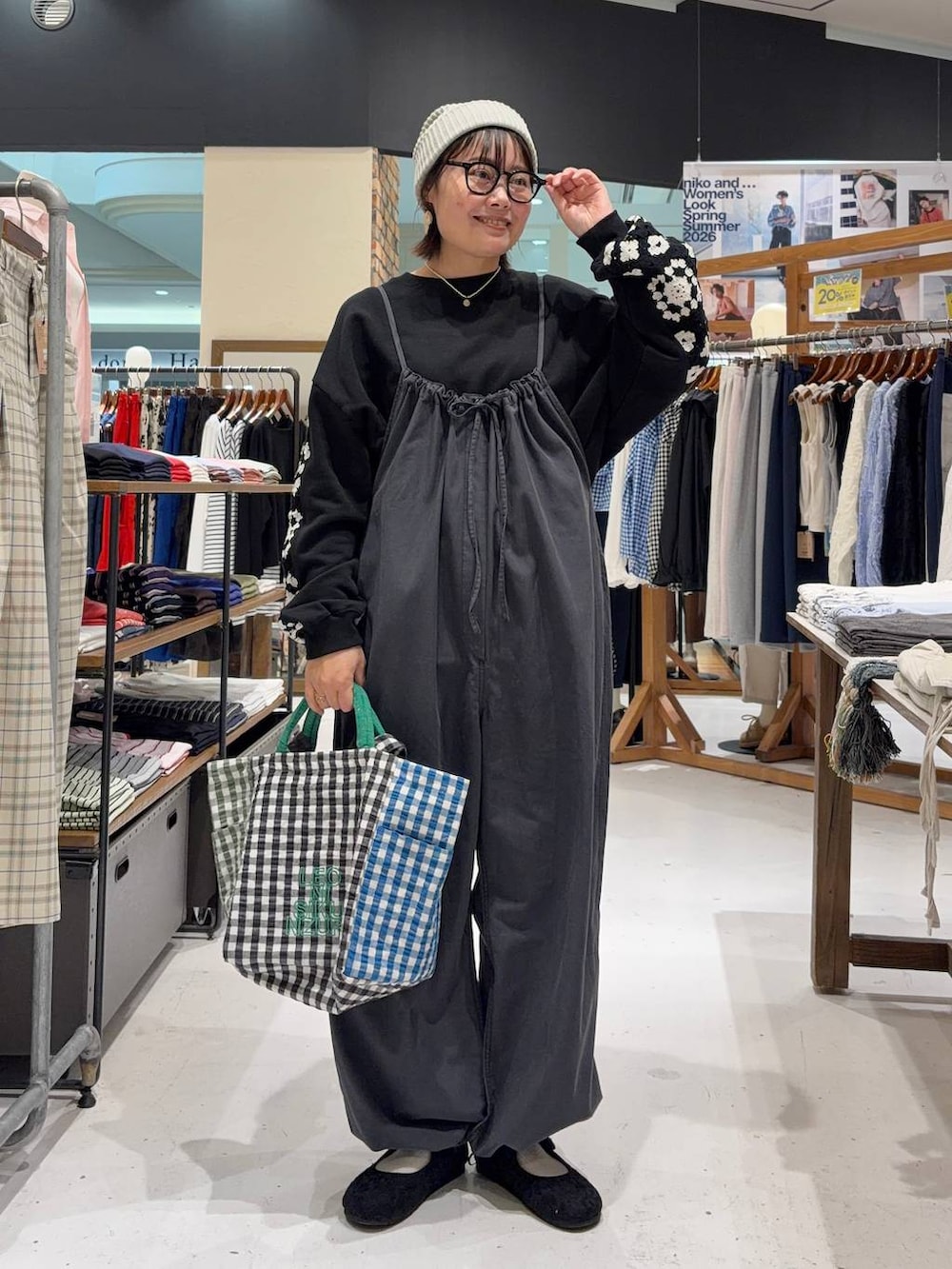 ブラック系のスウェット、ブラック系のパンプス、ブラック系のトートバッグを着用したレディースの春コーディネートの3枚目の写真