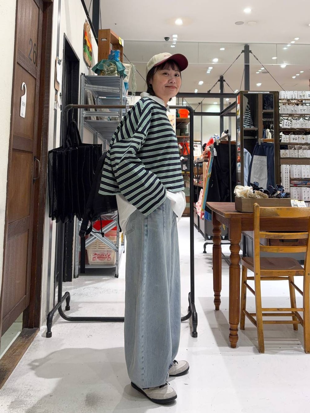 ブラック系のバックパック/リュック、ホワイト系のシャツ/ブラウス、ブルー系のデニムパンツを着用したレディースの冬コーディネートの5枚目の写真