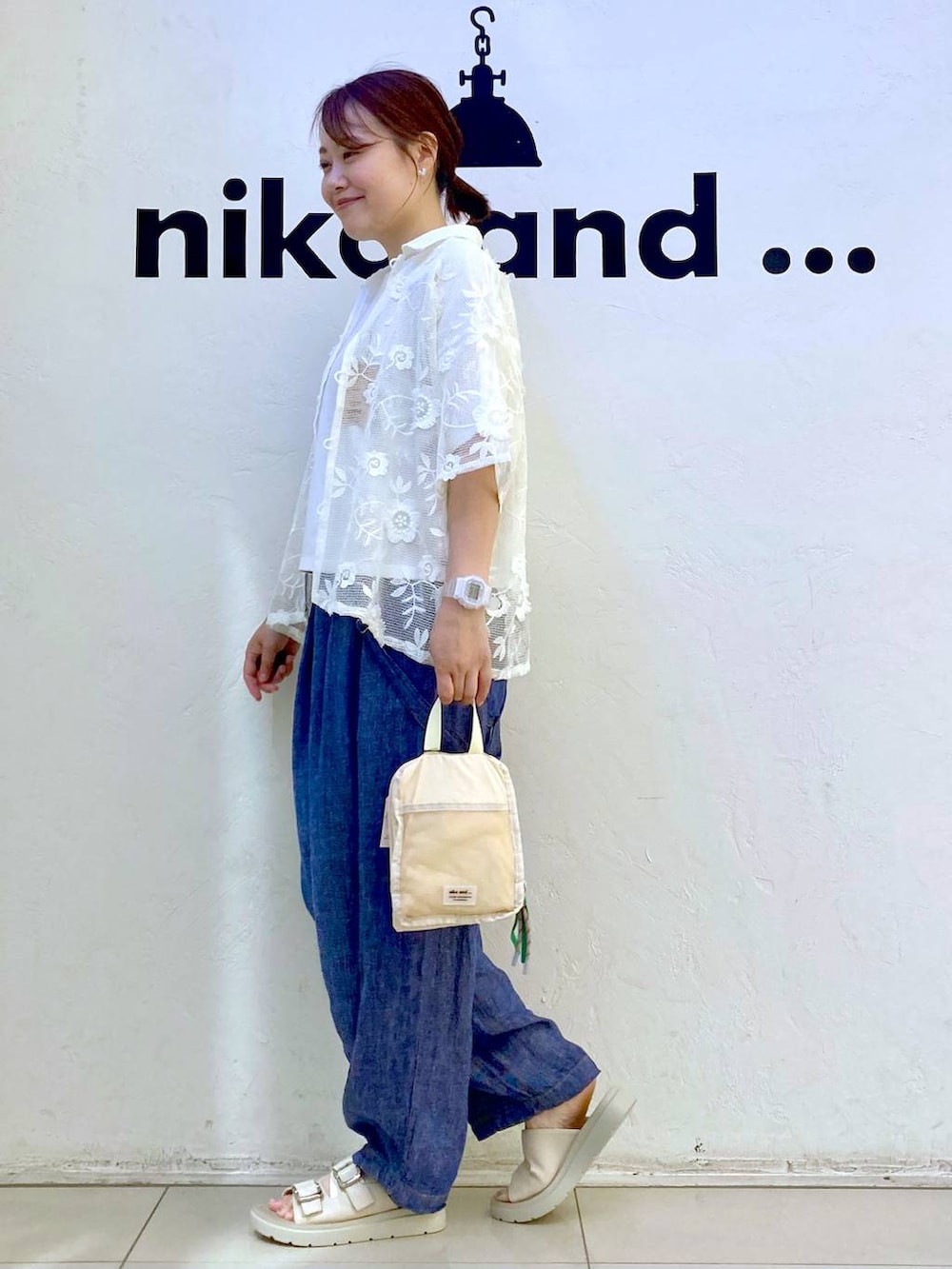 ベージュ系のサンダル、ブルー系のその他パンツ、ベージュ系のショルダーバッグを着用したレディースの夏コーディネートの3枚目の写真