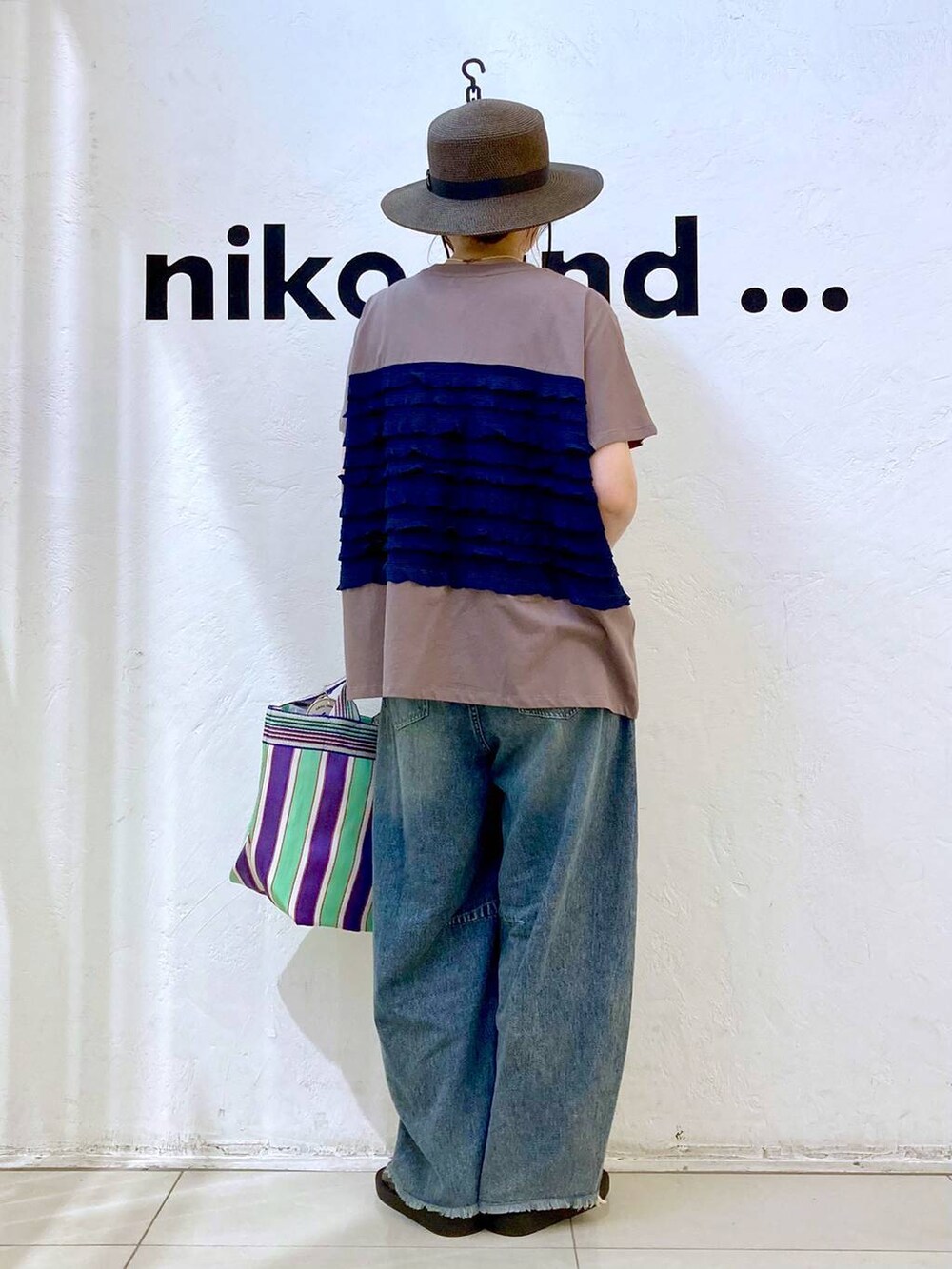ブルー系のその他パンツ、グリーン系のトートバッグ、ブラウン系のTシャツ/カットソーを着用したレディースの夏コーディネートの4枚目の写真