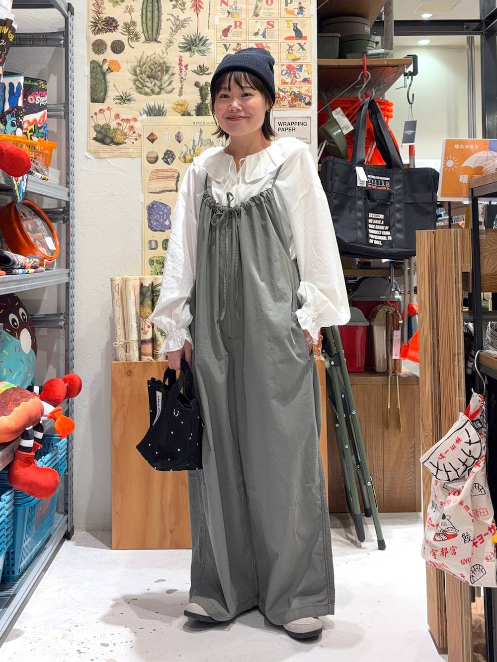 ホワイト系のシャツ/ブラウス、その他のネックレスを着用したレディースの春コーディネートの2枚目の写真