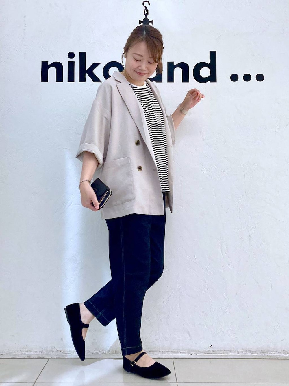ブラック系のパンプス、ブラック系のその他パンツ、ベージュ系のテーラードジャケットを着用したレディースの夏コーディネートの3枚目の写真
