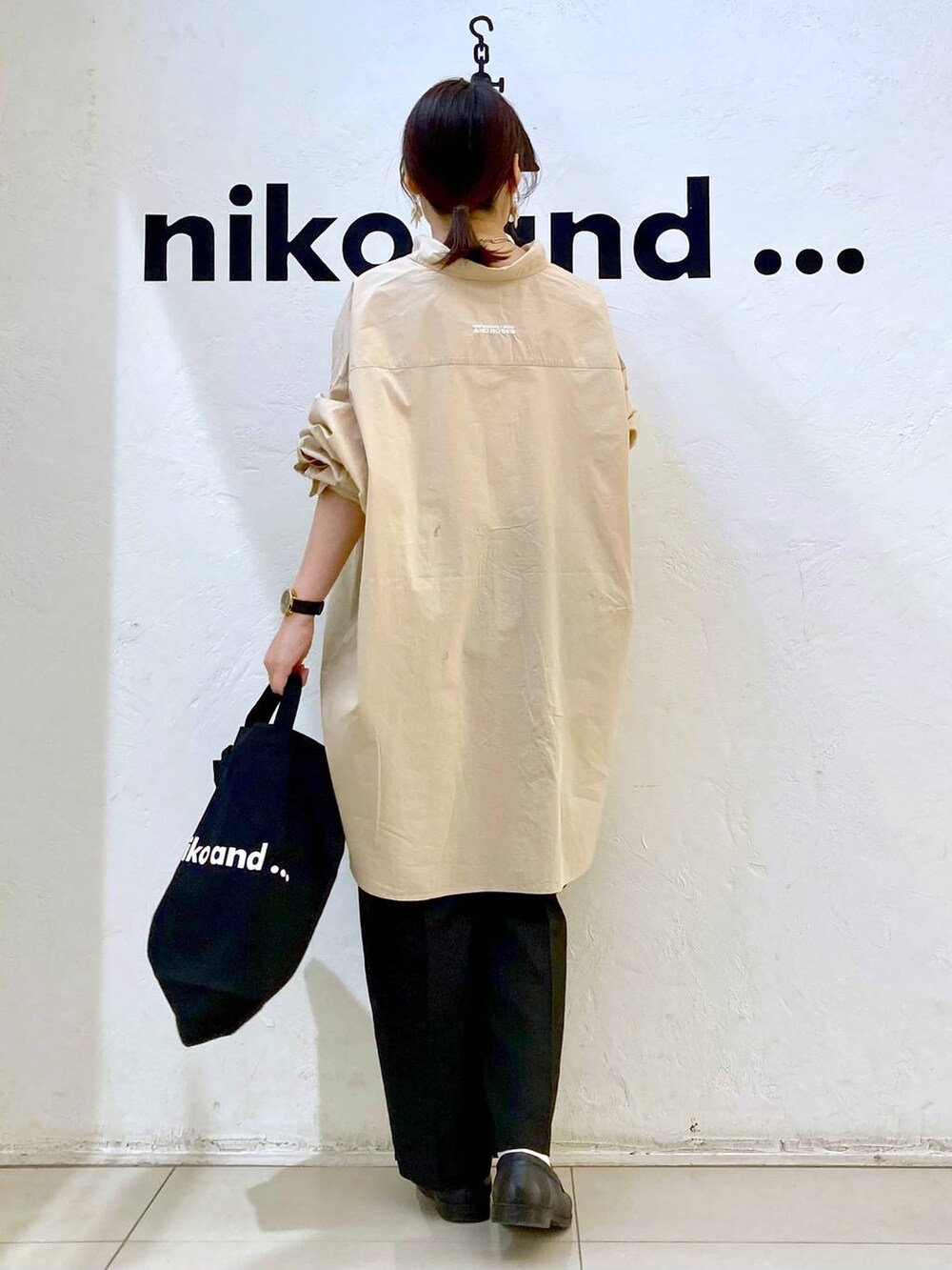 ブラック系のトートバッグ、ブラック系のその他パンツ、ベージュ系のシャツ/ブラウスを着用したレディースの春コーディネートの4枚目の写真