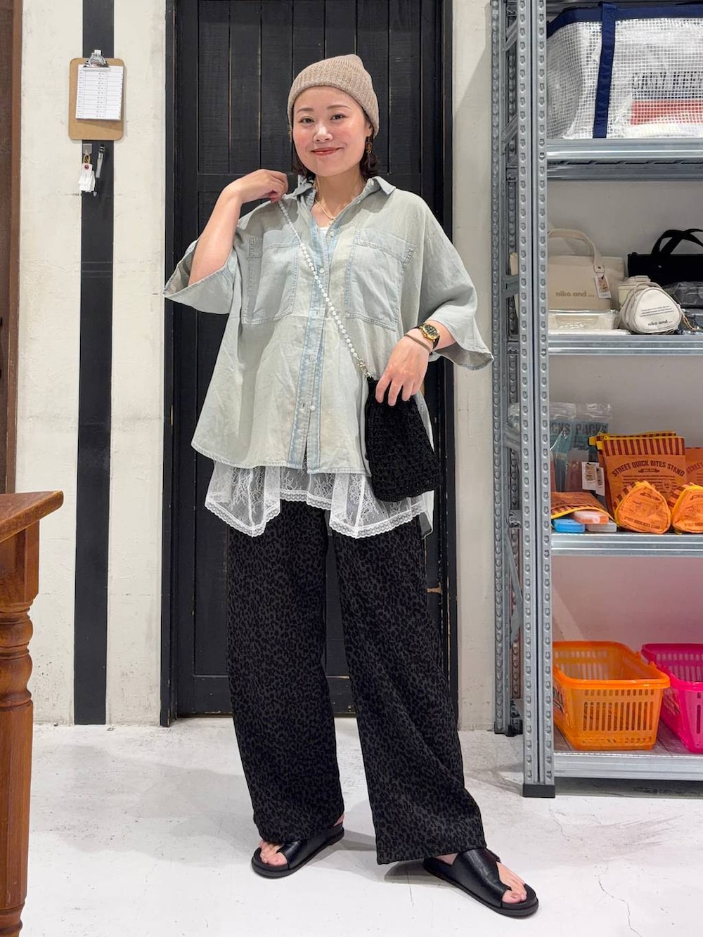 グレー系のその他パンツ、ブラック系のショルダーバッグ、ブルー系のシャツ/ブラウスを着用したレディースの春コーディネートの2枚目の写真