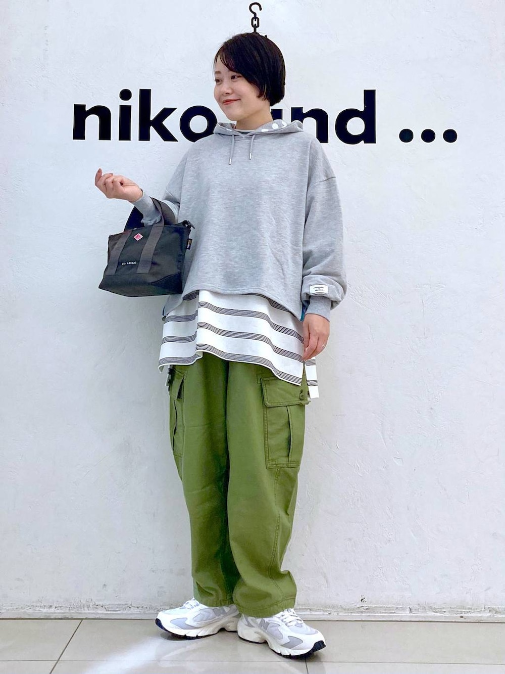 ホワイト系のスニーカー、ホワイト系のTシャツ/カットソー、グレー系のパーカーを着用したレディースの冬コーディネートの2枚目の写真