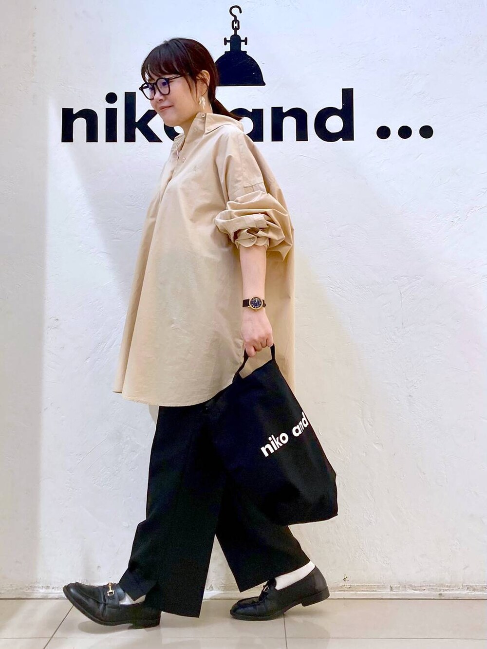 ブラック系のトートバッグ、ブラック系のその他パンツ、ベージュ系のシャツ/ブラウスを着用したレディースの春コーディネートの3枚目の写真