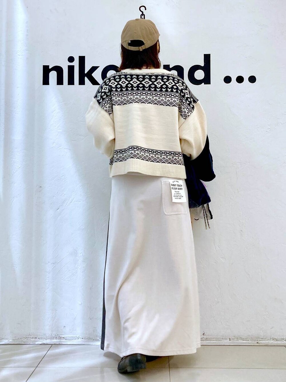 ホワイト系のTシャツ/カットソー、グレー系のショルダーバッグ、グレー系のブルゾンを着用したレディースの秋コーディネートの4枚目の写真