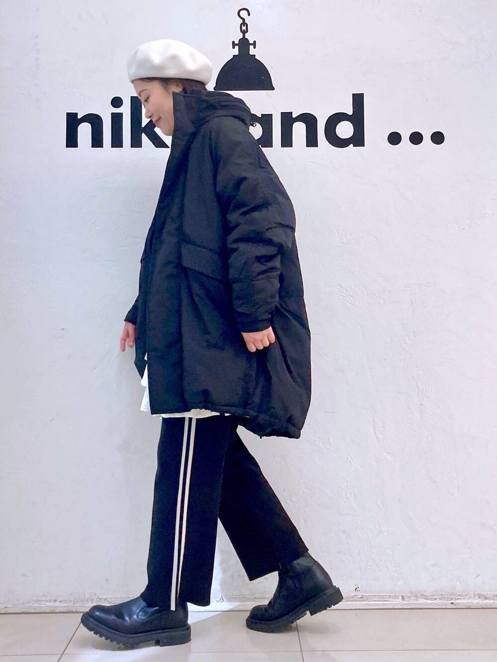 ブラック系のその他パンツ、ブラック系のブルゾン、ホワイト系のその他トップスを着用したレディースの冬コーディネートの3枚目の写真