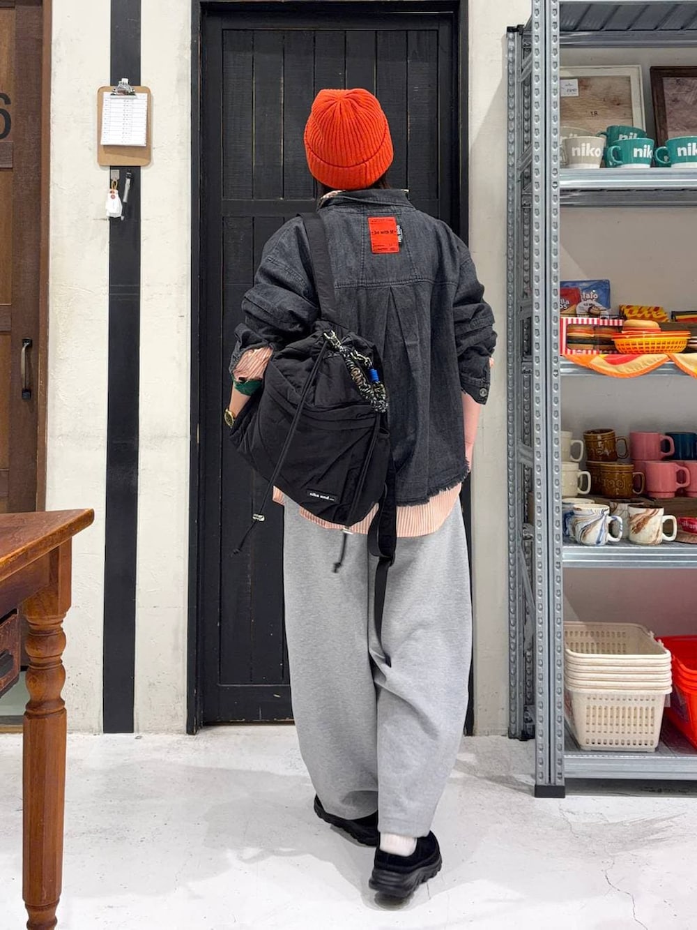 グレー系のスウェットパンツ、ブラック系のその他シューズ、ブラック系のバックパック/リュックを着用したレディースの冬コーディネートの3枚目の写真