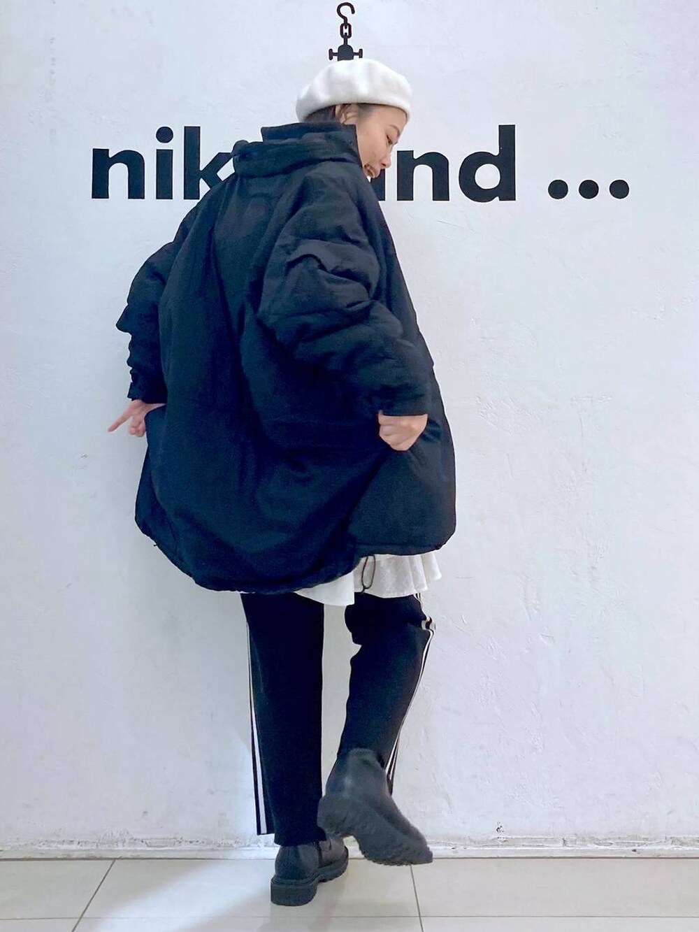 ブラック系のその他パンツ、ブラック系のブルゾン、ホワイト系のその他トップスを着用したレディースの冬コーディネートの4枚目の写真